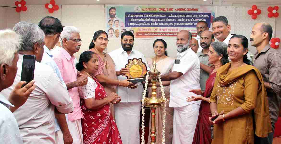 ശുചിത്വ ഭവനം സുന്ദര ഭവനം പദ്ധതിയെ പ്രശംസിച്ചുകൊണ്ടുള്ള പാമ്പാടി ബ്ലോക്ക് പഞ്ചായത്തിന്റെ മെമന്റോ മന്ത്രി വി.എൻ. വാസവനിൽനിന്ന് അകലക്കുന്നം  ഗ്രാമപഞ്ചായത്ത് പ്രസിഡന്റ് സിന്ധു അനിൽകുമാറും വൈസ് പ്രസിഡന്റ് മാത്തുക്കുട്ടി ഞായർകുളവും ഏറ്റുവാങ്ങുന്നു