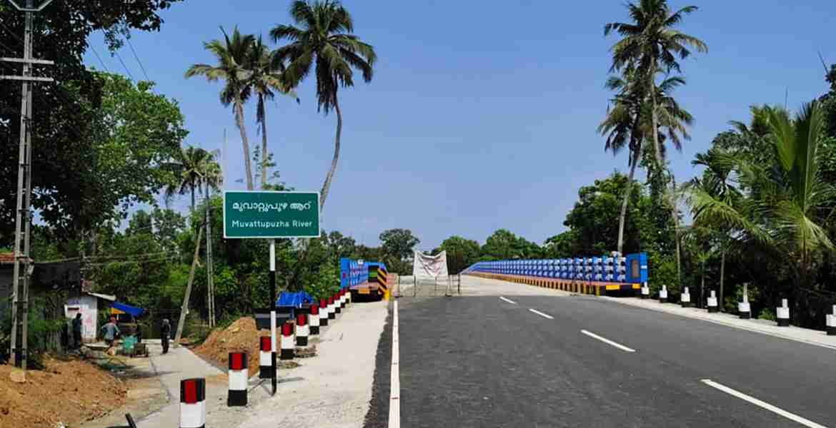 ഇത്തിപ്പുഴയാറിന്റെ പടിഞ്ഞാറ് ഭാഗമായ അക്കരപ്പാടത്തെയും കിഴക്കുഭാഗമായ നാനാടത്തെയും ബന്ധിപ്പിച്ച് നിർമിച്ച അക്കരപ്പാടം പാലം