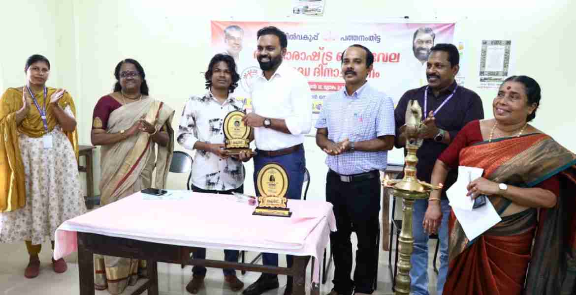 ജില്ലാ കലക്ടര്‍ എസ് പ്രേം കൃഷണന്‍ ബിഹാര്‍ സ്വദേശി ആഷിഖ് ഫരിയാദിന് പുരസ്‌കാരം നല്‍കുന്നു