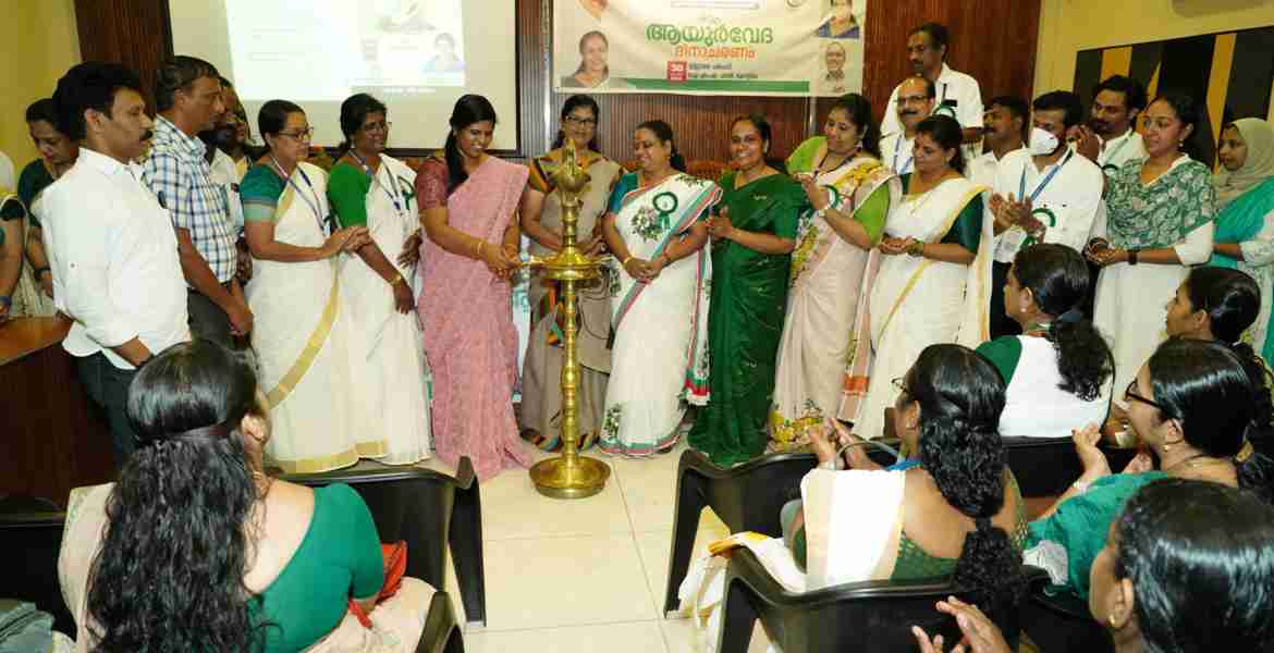  ഭാരതീയ ചികിത്സാവകുപ്പും ദേശീയ ആയുഷ് ദൗത്യവും ജില്ലാ പഞ്ചായത്തിന്റെ സഹകരണത്തോടെ സംഘടിപ്പിച്ച ദേശീയ ആയുർവേദ ദിനാചരണം ഐ.എം.എ. ഹാളിൽ ജില്ലാ പഞ്ചായത്ത് പ്രസിഡന്റ് കെ.വി. ബിന്ദു ഉദ്ഘാടനം ചെയ്യുന്നു.