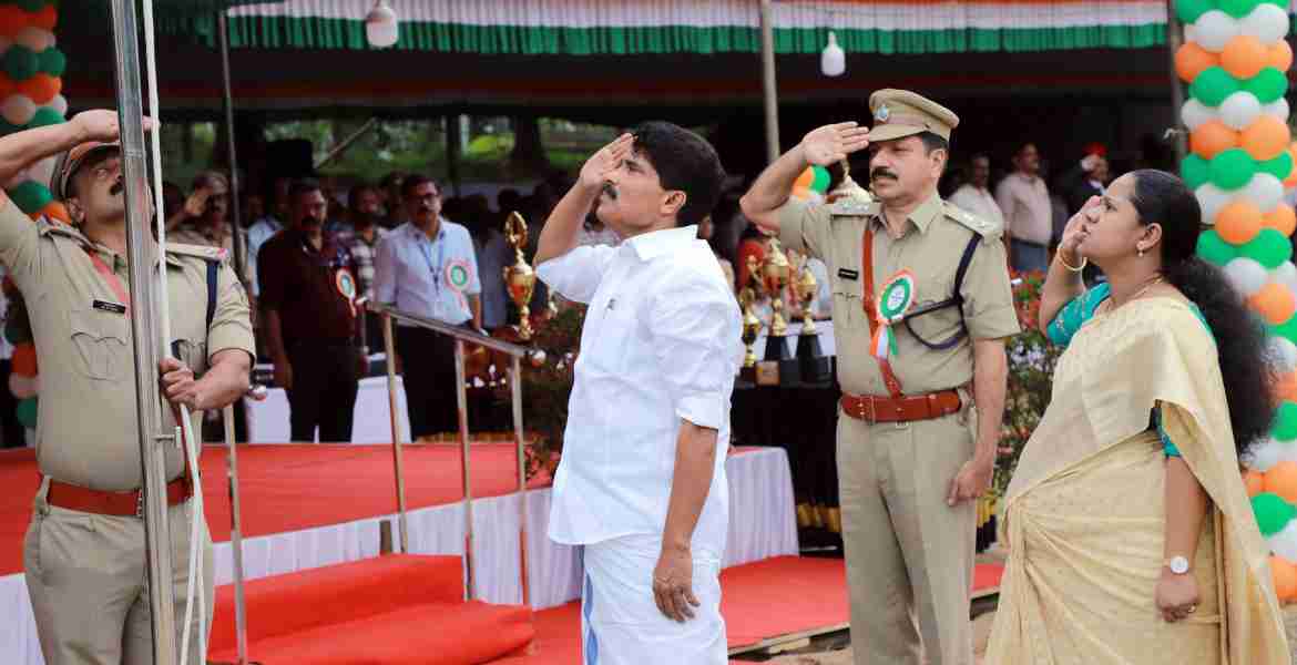  സ്വാതന്ത്ര്യ ദിനാഘോഷ പരിപാടിയിൽ കൃഷി വകുപ്പ് മന്ത്രി അഡ്വ.ടി.സിദ്ദിഖ് ദേശീയ പതാക ഉയർത്തുന്നു.