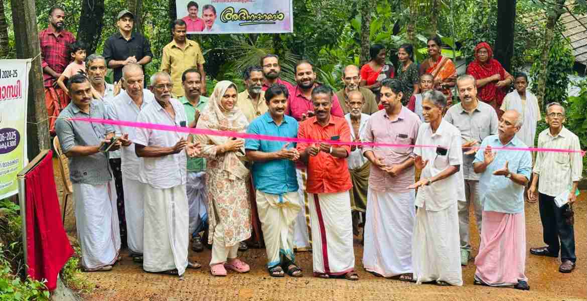 അരിക്കൽ മീത്തൽ ഗാന്ധി റോഡ് ചേളന്നൂർ ബ്ലോക്ക് പഞ്ചായത്ത് പ്രസിഡന്റ് കെ പി സുനിൽകുമാർ ഉദ്ഘാടനം ചെയ്യുന്നു