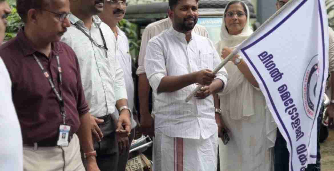 ബാലുശ്ശേരി ഗ്രാമപഞ്ചായത്തിലെ ഓട്ടോറിക്ഷ ഫെയര്‍മീറ്ററുകളുടെ പുനഃപരിശോധന ക്യാമ്പില്‍ വി ടി സൂരജ് എം.എല്‍.എ ഫ്‌ളാഗ് ഓഫ് നിര്‍വഹിക്കുന്നു