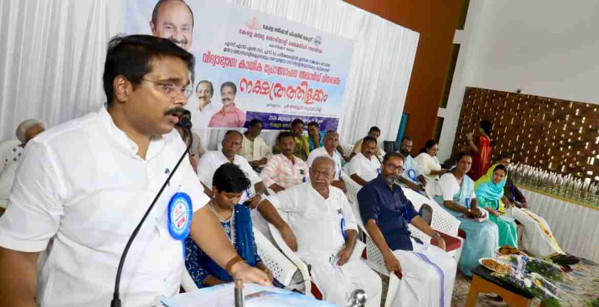 മത്സ്യത്തൊഴിലാളികളുടെയും അനുബന്ധ തൊഴിലാളികളുടെയും മക്കള്‍ക്കുള്ള വിദ്യാഭ്യാസ-കായിക അവാര്‍ഡുകളുടെ വിതരണോദ്ഘാടനം ഫിഷറീസ്-സാമൂഹിക നീതി വകുപ്പ് മന്ത്രി വി ഇ അബ്ദുല്‍ ഗഫൂര്‍ നിര്‍വഹിക്കുന്നു