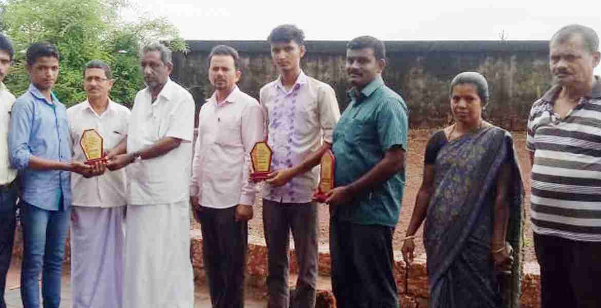   കാസര്‍കോട് ബ്ലോക്ക് പഞ്ചായത്തിന്  കീഴിലുള്ള പട്ടികജാതി വികസന വകുപ്പിന്റെ  ബദിയടുക്ക പ്രീമെട്രിക്  ഹോസ്റ്റലില്‍ എസ് എസ് എല്‍ സി പരീക്ഷയില്‍   മികച്ച വിജയം നേടിയ വിദ്യാര്‍ത്ഥികള്‍ക്ക് ബ്ലോക്ക് പഞ്ചായത്ത് പ്രസിഡന്റ് മുഹമ്മദ് കുഞ്ഞി ചായിന്റടി അവാര്‍ഡ് സമ്മാനിക്കുന്നു. 