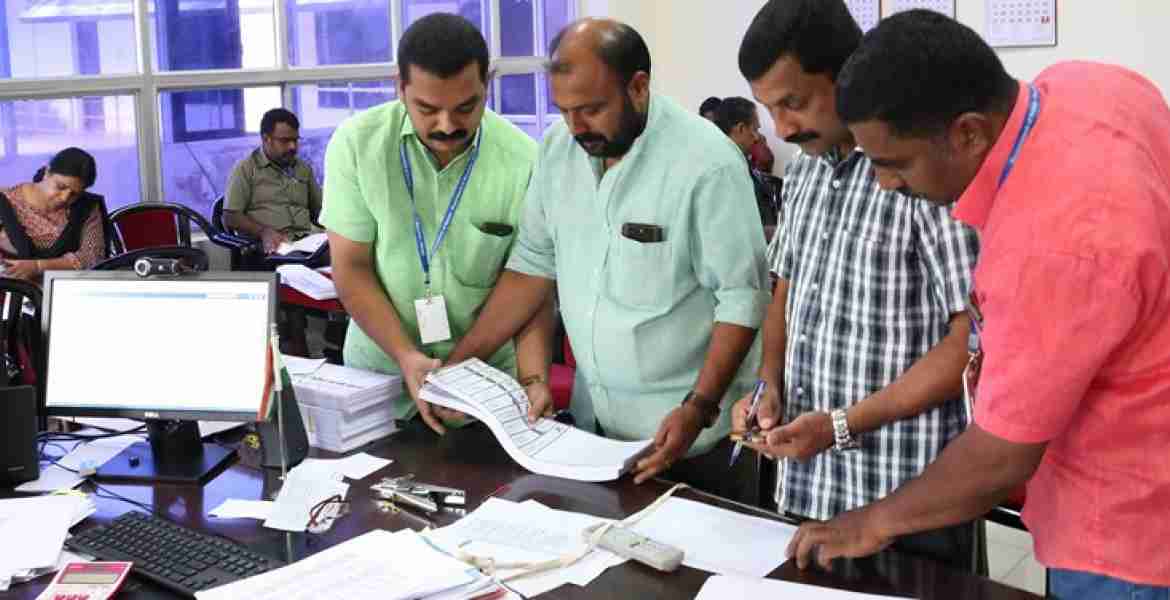 കലക്ടറേറ്റില്‍ഇ.വി. എം ബാലറ്റ് പേപ്പറും പോസ്റ്റല്‍ തപാല്‍ ബാലറ്റ് പേപ്പറുംവിതരണംചെയ്യുന്നതിനായി ക്രമീകരിക്കുന്നു.