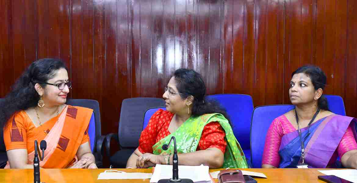 കളകട്രേറ്റ് കോണ്‍ഫറന്‍സ് ഹാളില്‍ നടന്ന ജില്ലാതല യോഗത്തില്‍ ബാലാവകാശ സംരക്ഷണ കമ്മിഷന്‍ അംഗം അഡ്വ. എന്‍ സുനന്ദ സംസാരിക്കുന്നു.