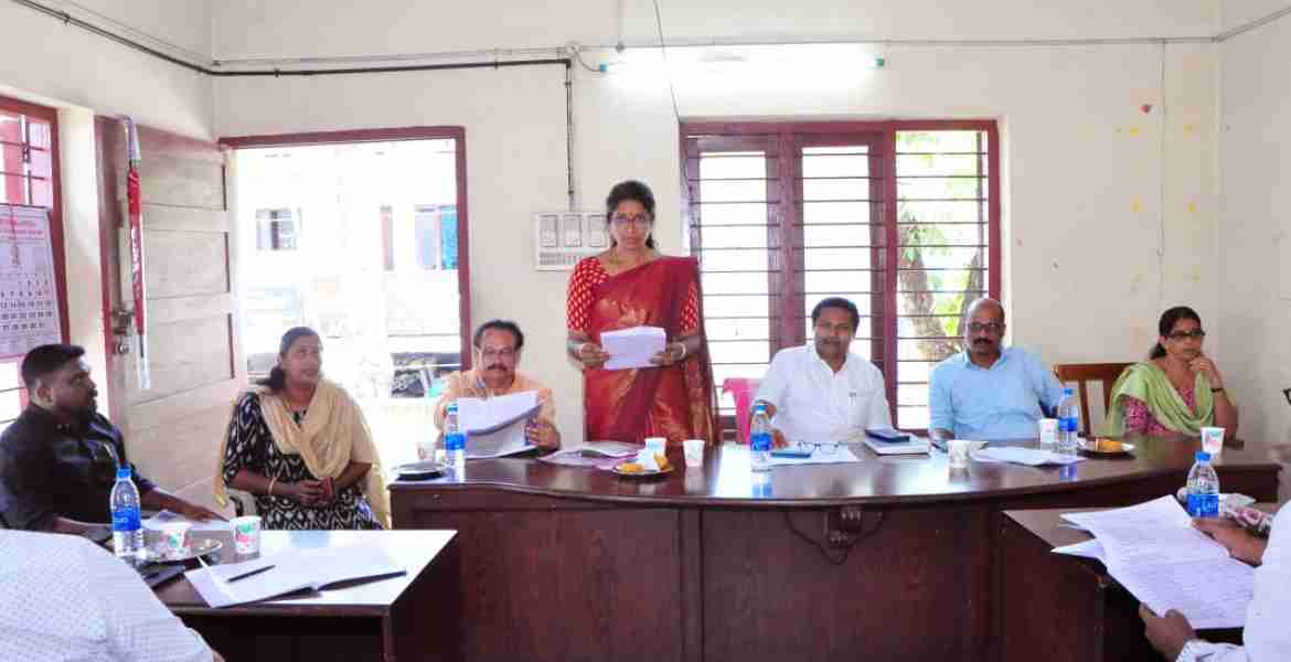 ഫോട്ടോ അടിക്കുറിപ്പ് - ബജറ്റ് - ഏനാദിമംഗലം ഗ്രാമപഞ്ചായത്തിലെ 2023-24 സാമ്പത്തിക വര്‍ഷത്തേക്കുള്ള ബജറ്റ് പഞ്ചായത്ത് വൈസ് പ്രസിഡന്റ് ഉദയരശ്മി അവതരിപ്പിക്കുന്നു.