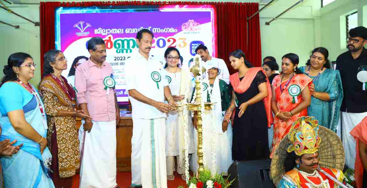 കുടുംബശ്രീ ജില്ലാമിഷന്റെ ആഭിമുഖ്യത്തില്‍ നടന്ന ജില്ലാതല ബഡ്സ് ഡേ 'വര്‍ണം 2023' ന്റെ ഉദ്ഘാടനം പത്തനംതിട്ട അബാന്‍ ആര്‍ക്കേഡില്‍ ജില്ലാ പഞ്ചായത്ത് പ്രസിഡന്റ് അഡ്വ. ഓമല്ലൂര്‍ ശങ്കരന്‍ നിര്‍വഹിക്കുന്നു.