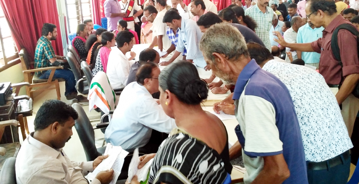 ജില്ലാ ഭരണകൂടത്തിന്റെയും വിവിധ ബാങ്കുകളുടെയും ആഭിമുഖ്യത്തില്‍ കളക്ടറേറ്റില്‍ നടത്തിയ മെഗാ അദാലത്ത്.