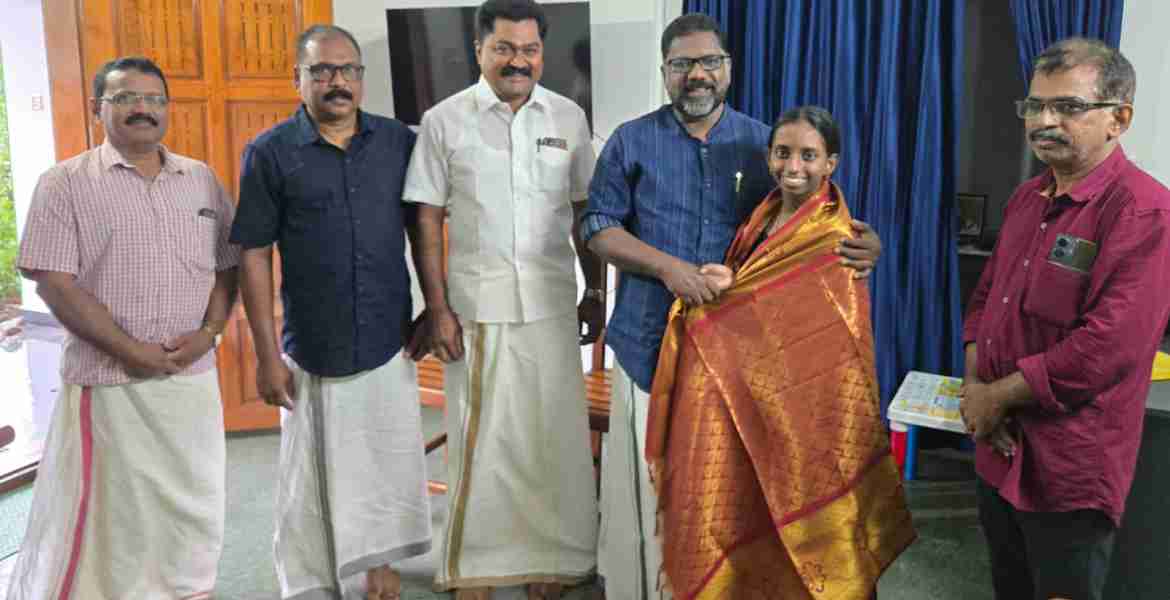 സ്‌കൂള്‍ പ്രവേശനോല്‍സവ ഗാനം രചിച്ച ഭദ്ര ഹരിയെ ഡെപ്യൂട്ടി സ്പീക്കര്‍ ചിറ്റയം ഗോപകുമാര്‍ അനുമോദിക്കുന്നു