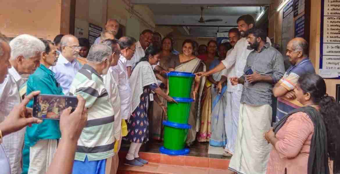 കല്ലൂപ്പാറ ഗ്രാമ പഞ്ചായത്തില്‍ ബയോബിന്‍ വിതരണം ഗ്രാമ പഞ്ചായത്ത് പ്രസിഡന്റ് സൂസന്‍ തോംസണ്‍ നിര്‍വഹിക്കുന്നു    