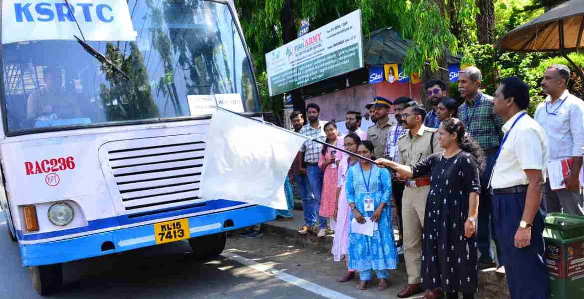 ചൂരൽമല - മുണ്ടക്കൈ ദുരന്ത ബാധിതർക്ക് വോട്ട് ചെയ്യുന്നതിനായി ജില്ലാ ഭരണകൂടം ഏർപ്പെടുത്തിയ കെ. എസ്. ആർ. ടി സി ബസ് കൽപ്പറ്റ സിവിൽ സ്റ്റേഷൻ പരിസരത്ത് നിന്നും ജില്ലാ കളക്ടർ ഡി. ആർ. മേഘശ്രീ ഫ്ലാഗ് ഓഫ് ചെയ്യുന്നു