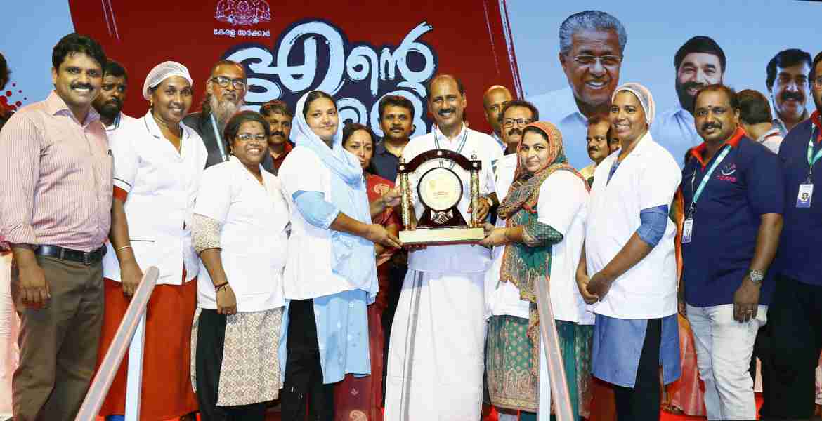 എന്റെ കേരളം പ്രദര്‍ശന വിപണന മേളയിലെ മികച്ച ഒന്നാമത്തെ വ്യവസായ സ്റ്റാളായി തെരഞ്ഞെടുത്ത ഈനാട് യുവജന സഹകരണ സംഘം അഡ്വ. സെബാസ്റ്റ്യന്‍ കുളത്തുങ്കല്‍ എം.എല്‍.എ.യില്‍ നിന്ന് പുരസ്‌കാരം ഏറ്റുവാങ്ങുന്നു
