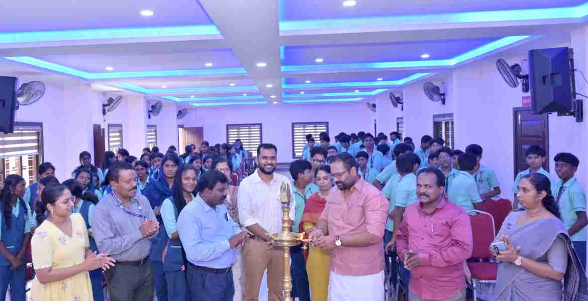 'സന്തോഷത്തോടെ പഠിക്കാം' ജില്ലാതല കാമ്പയിന്റെ ഉദ്ഘാടനം പത്തനംതിട്ട മാര്‍ത്തോമ്മ ഹയര്‍ സെക്കന്‍ഡറി സ്‌കൂളില്‍ ജില്ലാ പഞ്ചായത്ത് വൈസ് പ്രസിഡന്റ് അനീഷ് വരിക്കണ്ണാമല നിര്‍വഹിക്കുന്നു