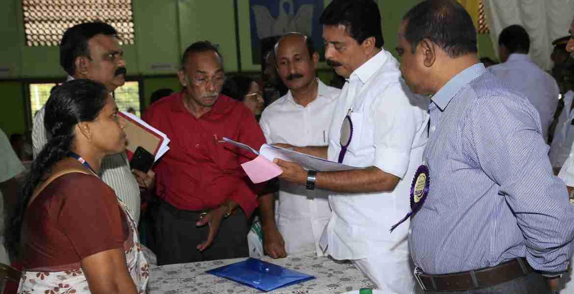 ഇടവട്ടം കറുകക്കറയിൽ വീട്ടിൽ കോര പൗലോസ് സമർപ്പിച്ച പരാതി മന്ത്രി റോഷി അഗസ്റ്റിൻ പരിശോധിക്കുന്നു.