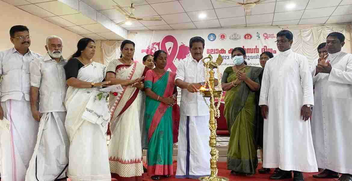 ലോക കാൻസർ ദിനത്തിന്റെ ഭാഗമായി ആരോഗ്യവകുപ്പ്, ആരോഗ്യകേരളം, കുറവിലങ്ങാട് ഗ്രാമപഞ്ചായത്ത്, വിജയപുരം സോഷ്യൽ സർവീസ് സൊസൈറ്റി, ആശാകിരണം കാൻസർ സുരക്ഷ പദ്ധതി എന്നിവ സംയുക്തമായി കുറവിലങ്ങാട് പി.ഡി. പോൾ മെമ്മോറിയൽ ഹാളിൽ സംഘടിപ്പിച്ച ജില്ലാതല സമ്മേളനം അഡ്വ. മോൻസ് ജോസഫ് എം.എൽ.എ. ഉദ്ഘാടനം ചെയ്യുന്നു.