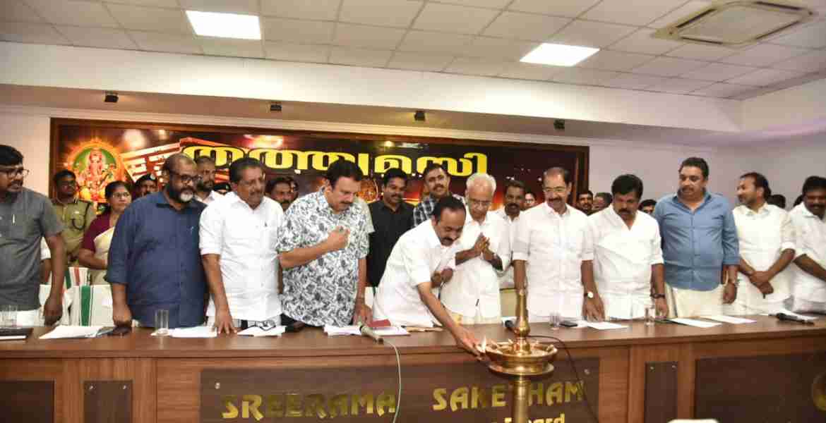  അവലോകന യോഗം നിലവിളക്ക് തെളിയിച്ചു കൊണ്ട് ആരംഭിക്കുന്നു