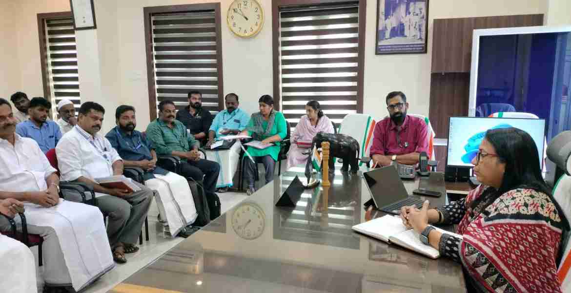 ചിത്രം: വിലനിയന്ത്രണം സംബന്ധിച്ച്  ജില്ലാ കളക്ടറുടെ ചേമ്പറിൽ ചേർന്ന  വ്യാപാരികളുടെയും, വ്യവസായ പ്രതിനിധികളുടെയും യോഗത്തിൽ നിന്ന്