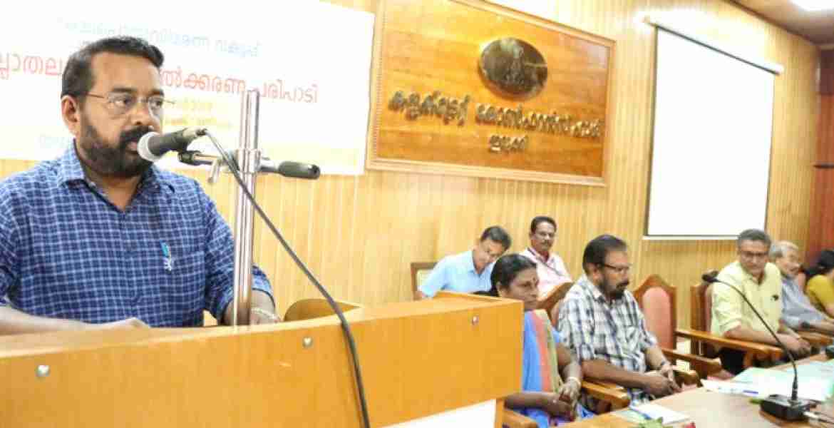 സംസ്ഥാന ഭക്ഷ്യ കമ്മീഷന്‍ ചെയര്‍മാന്‍ കെ.വി മോഹന്‍കുമാര്‍ യോഗത്തില്‍ സംസാരിക്കുന്നു