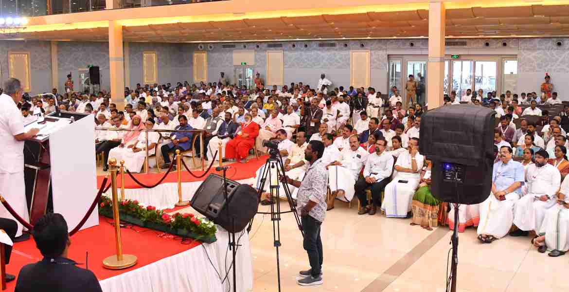 ജില്ലയിലെ വിവിധ മേഖലകളിൽ നിന്നുള്ളവരുമായി കോട്ടയം ഈരയിൽക്കടവ് ആൻസ് കൺവെൻഷൻ സെന്ററിൽ നടത്തിയ മുഖാമുഖം പരിപാടിയിൽ മുഖ്യമന്ത്രി പിണറായി വിജയൻ പ്രസംഗിക്കുന്നു.