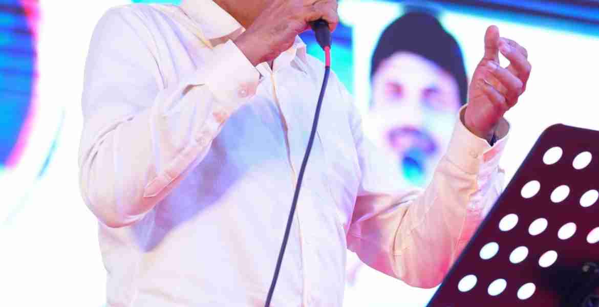 തിരുവല്ലയിലെ നവകേരളസദസില്‍ ജില്ലാ കളക്ടര്‍ എ ഷിബു പാട്ടുപാടുന്നു