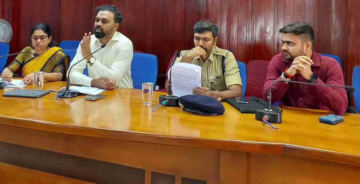 ശബരിമല മണ്ഡല മകരവിളക്ക് തീര്‍ഥാടനത്തിന് മുന്നോടിയായി ജില്ലാ കലക്ടര്‍ എസ് പ്രേം കൃഷ്ണന്റെ നേതൃത്വത്തില്‍ കലക്ടറേറ്റ് കോണ്‍ഫറന്‍സ് ഹാളില്‍ ചേര്‍ന്ന അവലോകന യോഗം