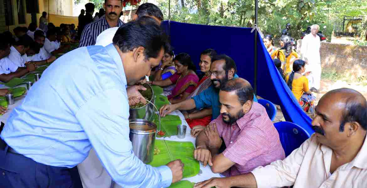  പന്തീഭോജനത്തില്‍ ജില്ലാ കളക്ടര്‍ ഡോ ഡി സജിത്ത് ബാബു ഭക്ഷണം വിളമ്പുന്നു.
