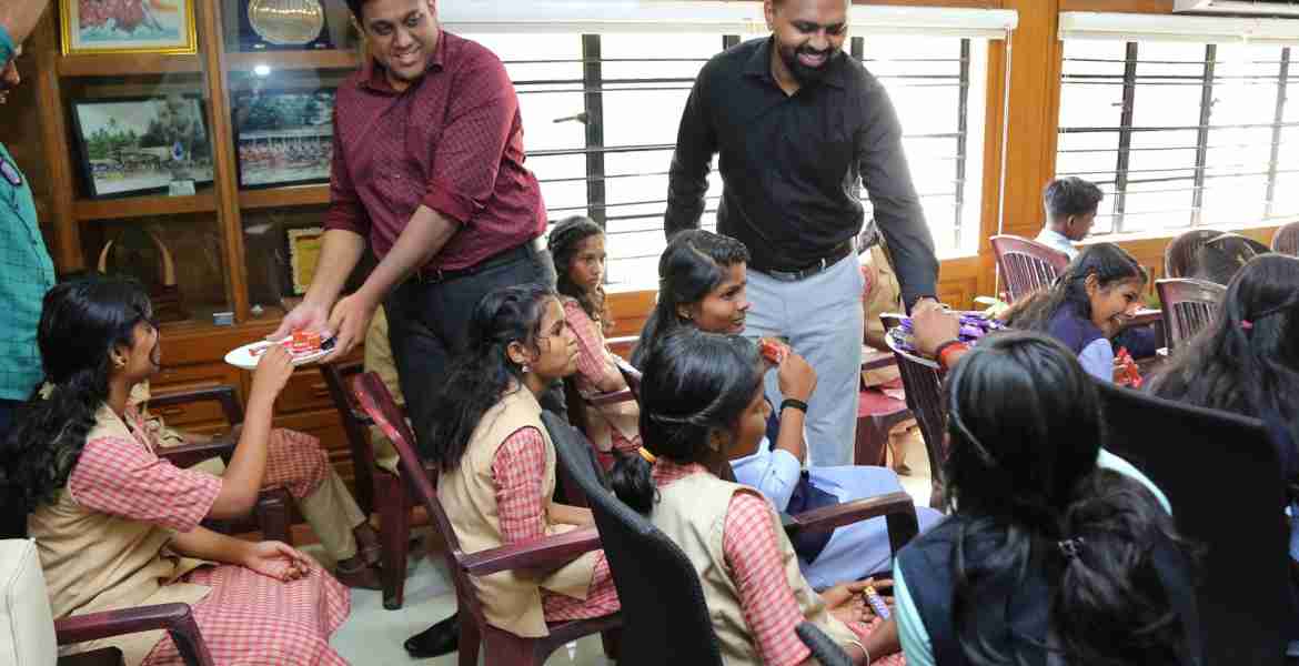 പട്ടികവര്‍ഗ വികസന വകുപ്പിന്റെ  ചിറ്റാര്‍, കടുമീന്‍ചിറ  പ്രീ മെട്രിക് ഹോസ്റ്റലുകളില്‍ നിന്ന് വിനോദയാത്രയ്ക്ക് എത്തിയ കുട്ടികളോടൊപ്പം പത്തനംതിട്ട ജില്ലാ കലക്ടര്‍ എസ് പ്രേം കൃഷ്ണനും എറണാകുളം ജില്ലാ കലക്ടര്‍ എന്‍.എസ്.കെ. ഉമേഷും