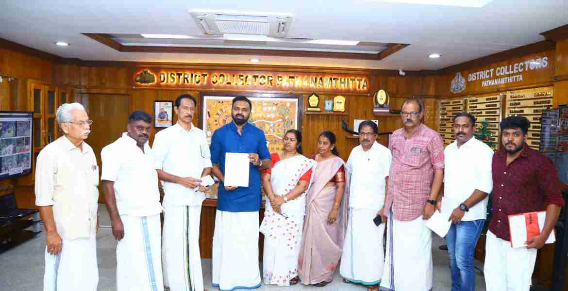 കരട് വോട്ടര്‍പട്ടിക പ്രകാശനത്തിന് ശേഷം രാഷ്ട്രീയ പാര്‍ട്ടി പ്രതിനിധികള്‍ക്കൊപ്പം ജില്ല കലക്ടര്‍ എസ് പ്രേം കൃഷ്ണന്‍