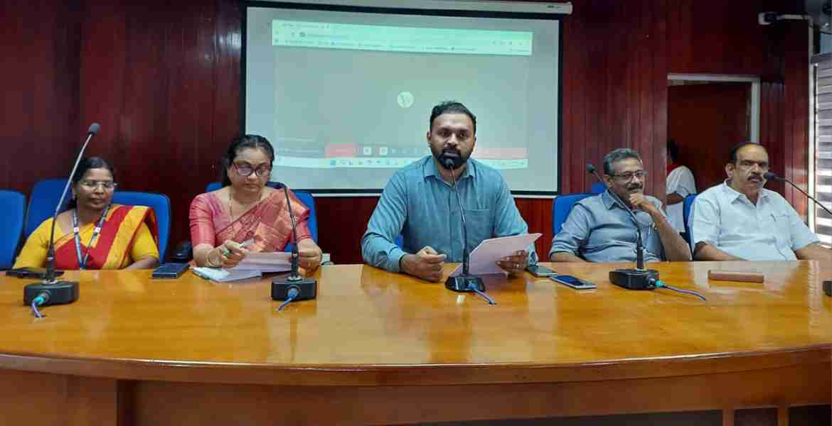 ഓണാഘോഷത്തോടനുബന്ധിച്ച് ജില്ലാ കലക്ടര്‍ എസ് പ്രേം കൃഷ്ണന്റെ അധ്യക്ഷതയില്‍ കലക്ടറേറ്റ് കോണ്‍ഫറന്‍സ് ഹാളില്‍ ചേര്‍ന്ന യോഗം