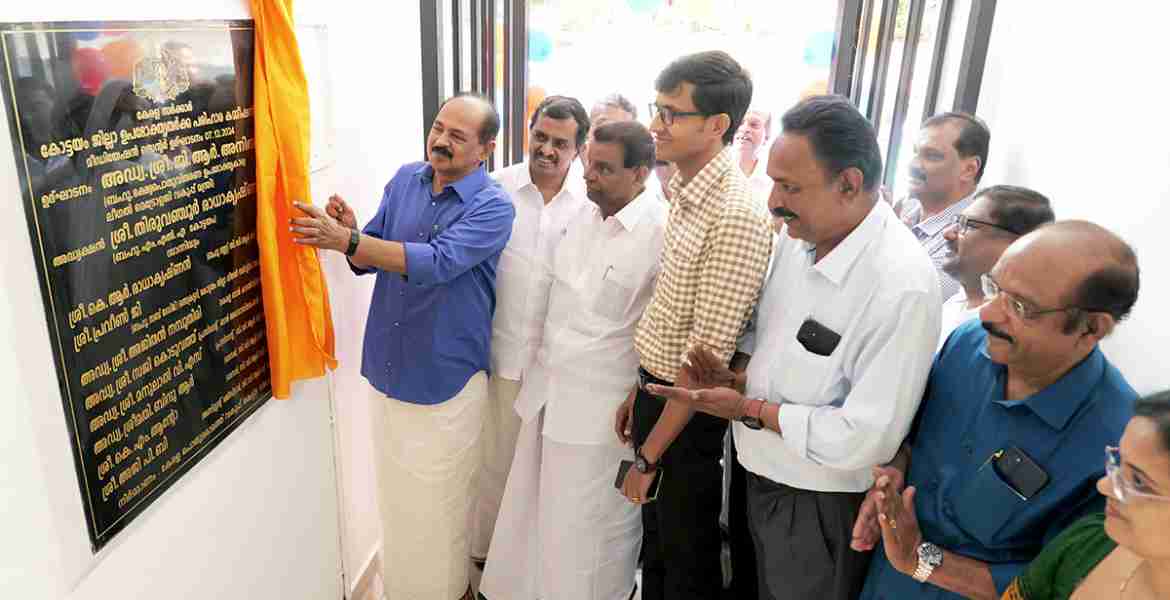 സംസ്ഥാനതല ലോക് അദാലത്തിന്റെയും ജില്ലാ ഉപഭോക്തൃ തർക്ക പരിഹാര കമ്മീഷനിൽ പുതുതായി ആരംഭിച്ച ജില്ലാമീഡിയേഷൻ സെന്ററിന്റെയും ഉദ്ഘാടനം ഭക്ഷ്യപൊതുവിതരണ ഉപഭോക്തൃകാര്യ ലീഗൽ മെട്രോളജി വകുപ്പ് മന്ത്രി അഡ്വ. ജി.ആർ. അനിൽ നിർവഹിക്കുന്നു. തിരുവഞ്ചൂർ രാധാകൃഷ്ണൻ എം.എൽ.എ സമീപം. 