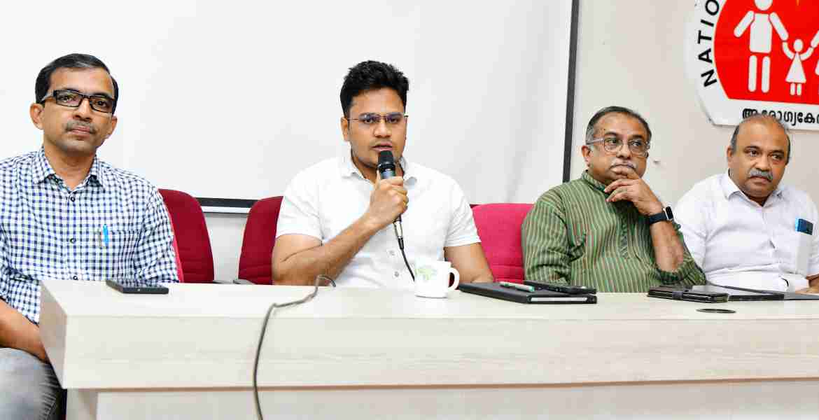 കോട്ടയം എൻ.എച്ച്.എം ഹാളിൽ നവകേരളം സിറ്റിസൺ റെസ്‌പോൺസ് പ്രോഗ്രാമിന്റെ  അവലോകന യോഗത്തിൽ ജില്ലാ കളക്ടർ ചേതൻകുമാർ സംസാരിക്കുന്നു. ജസ്റ്റിൻ ജോസഫ്, ടി.പി. സുധാകരൻ, എൻ.എസ്. ഷൈൻ എന്നിവർ സമീപം.