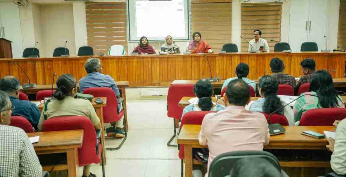 സെന്‍സസിന്റെ ഭാഗമായി ജില്ലാ കലക്ടര്‍ എം എസ് മാധവിക്കുട്ടിയുടെ അധ്യക്ഷതയില്‍ ചേര്‍ന്ന വകുപ്പ് മേധാവികളുടെ യോഗം
