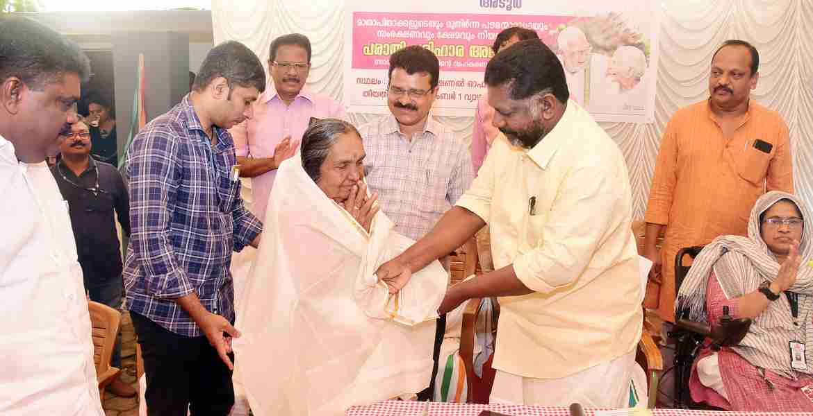 തന്റെ വീട്ടില്‍ വാടകയ്ക്ക് താമസിക്കുന്ന നിര്‍ധന കുടുംബത്തിന് വീടും വസ്തുവും ഇഷ്ടദാനം നല്‍കിയ മണ്ണടി ചൂരക്കാട്ടില്‍ വീട്ടില്‍ ചന്ദ്രമതി അമ്മയെ(77) ഡെപ്യൂട്ടി സ്പീക്കര്‍ ചിറ്റയം ഗോപകുമാര്‍ ചടങ്ങില്‍ ആദരിക്കുന്നു
