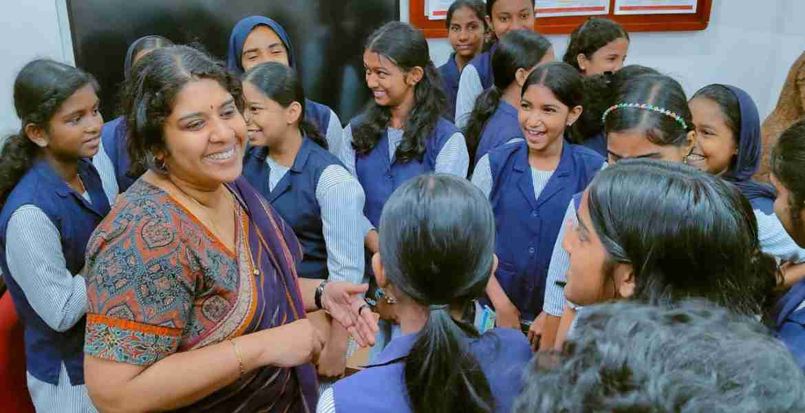 ‘കുട്ട്യോളും കളക്ടറും’ സംവാദ പരിപാടിയിൽ ജില്ലാ കളക്ടർ എം.എസ് മാധവിക്കുട്ടി കുട്ടികളോട് സംവദിക്കുന്നു
