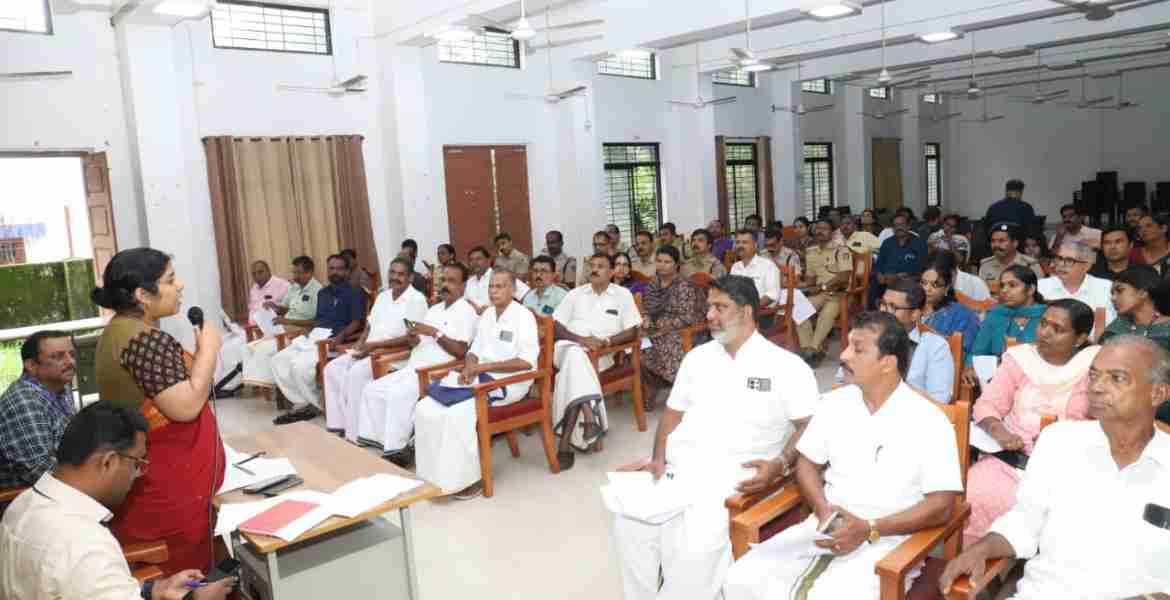 ട്രോളിങ് നിരോധനവുമായി ബന്ധപ്പെട്ട് ജില്ലാ കലക്ടറുടെ അധ്യക്ഷതയിൽ ചേർന്ന യോഗം