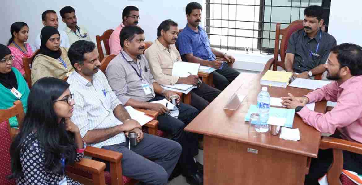 ഉപചിലവ് നിരീക്ഷകര്‍ക്കായുള്ള അവലോകന യോഗത്തില്‍ തിരഞ്ഞെടുപ്പ് ചിലവ് നിരീക്ഷകന്‍ ഡി.വി സിംഗ് സംസാരിക്കുന്നു. 
