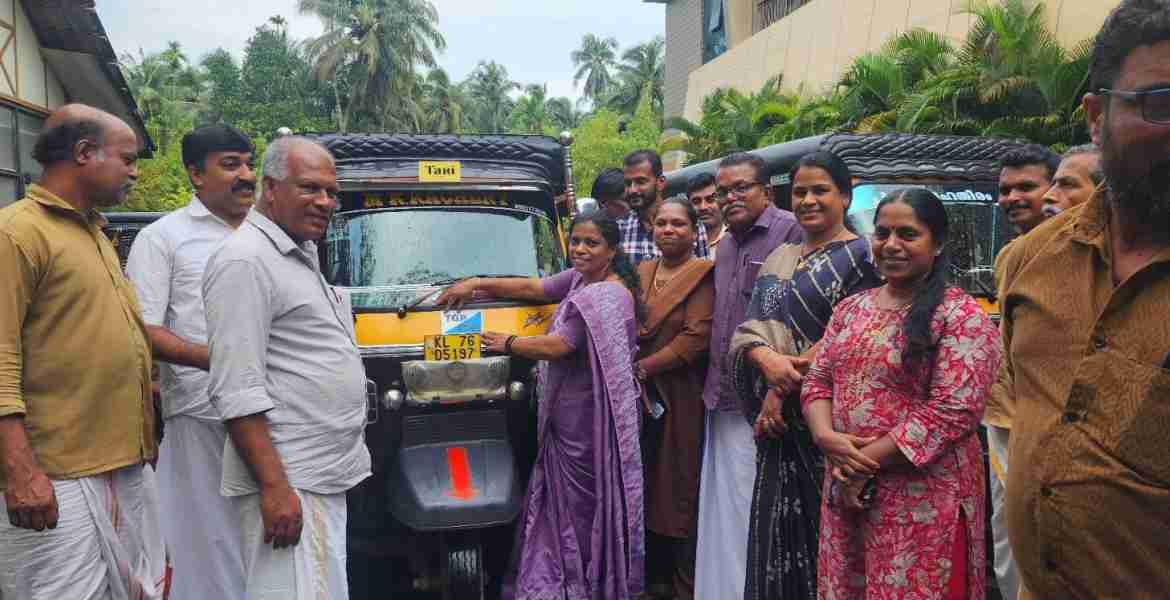 തലക്കുളത്തൂർ ഗ്രാമപഞ്ചായത്തിലെ ഓട്ടോറിക്ഷ സ്റ്റാൻഡ് പെർമിറ്റ് നമ്പർ വിതരണം ഗ്രാമപഞ്ചയാത്ത് പ്രസിഡന്റ് കെ ടി പ്രമീള  ഉദ്ഘാടനം ചെയ്യുന്നു