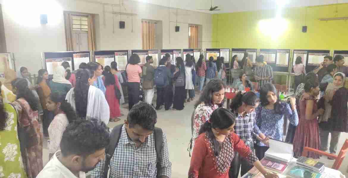 കോഴിക്കോട് റീജ്യണല്‍ ആര്‍ക്കൈവ്‌സ് മലബാര്‍ ക്രിസ്ത്യന്‍ കോളേജ് ചരിത്ര വിഭാഗത്തിന്റെ സഹകരണത്തോടെ സംഘടിപ്പിച്ച പ്രദര്‍ശനം