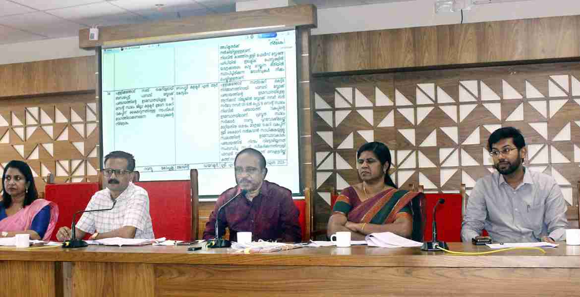  ആസൂത്രണസമിതി സെക്രട്ടേറിയറ്റ് കോൺഫറൻസ് ഹാളിൽ ചേർന്ന ജില്ലാ വികസനസമിതി യോഗത്തിൽ ജില്ലാ കളക്ടർ ജോൺ വി. സാമുവൽ സംസാരിക്കുന്നു. ജില്ലാ പഞ്ചായത്ത് പ്രസിഡന്റ് കെ.വി. ബിന്ദു, അഡീഷണൽ ജില്ലാ മജിസ്‌ട്രേറ്റ് ബീന് പി. ആനന്ദ്, സബ് കളക്ടർ ഡി. രഞ്ജിത്ത്, അഡീഷണൽ ജില്ല പോലീസ് സൂപ്രണ്ട് വിനോദ് പിള്ള, ജില്ലാ പ്ലാനിങ് ഓഫീസർ എം.പി. അനിൽകുമാർ, പുഞ്ച സ്‌പെഷൽ ഓഫീസർ എം. അമൽ മഹേശർ എന്നിവർ സമീപം.
