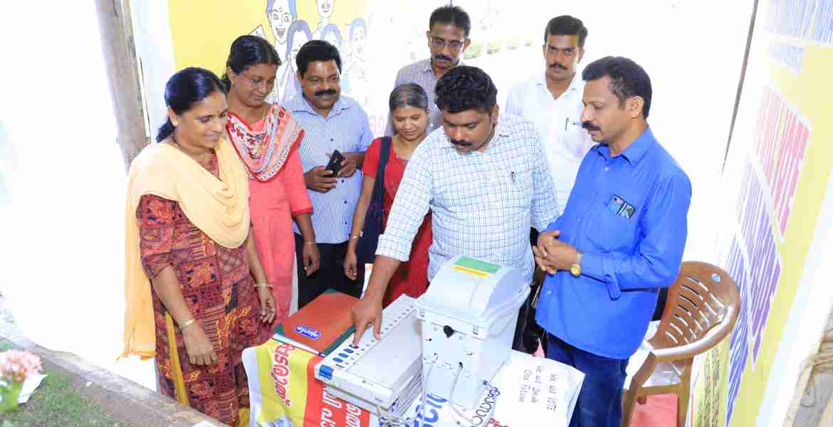 സിവില്‍ സ്റ്റേഷനില്‍ ആരംഭിച്ച ഡെമോഹട്ടില്‍ വോട്ട് ചെയ്ത് പരിശീലിക്കുന്നവര്‍