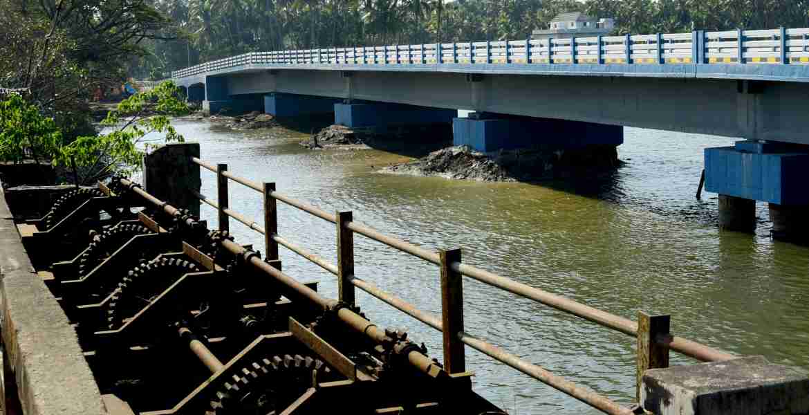 ഇരിണാവ് പുതിയ പാലം നാടിന് സമര്‍പ്പിച്ചു
