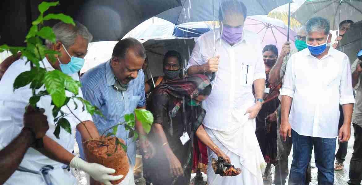 സുഭിക്ഷ കേരളം പദ്ധതിയുടെ ഭാഗമായി ഫല വൃക്ഷ തൈ വിതരണത്തിന്റെ ജില്ലാതല ഉത്ഘാടനം കൊടുങ്ങല്ലൂർ എസ് എൻ പുരത്ത് മന്ത്രി എ സി മൊയ്തീൻ  നിർവഹിക്കുന്നു