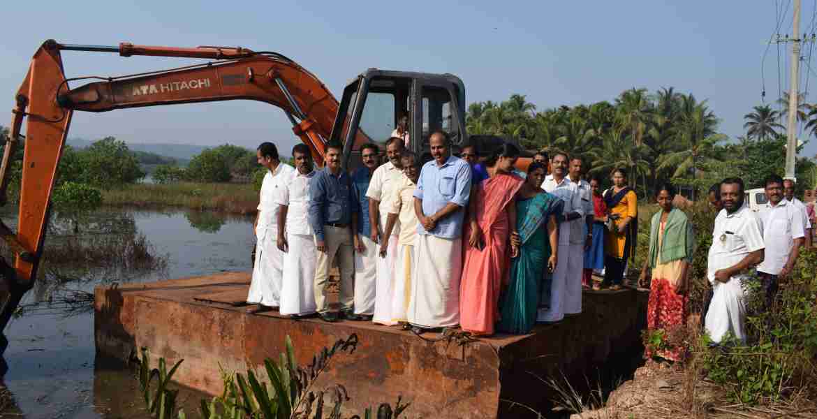  പട്ടുവം അരിയില്‍ നടത്തുന്ന കൈപ്പാട് കൃഷി നിലം ഒരുക്കല്‍ പ്രവര്‍ത്തി ജില്ലാപഞ്ചായത്തു പ്രസിഡണ്ട് കെ വി സുമേഷ് ഉദ്ഘാടനം ചെയ്യുന്നു