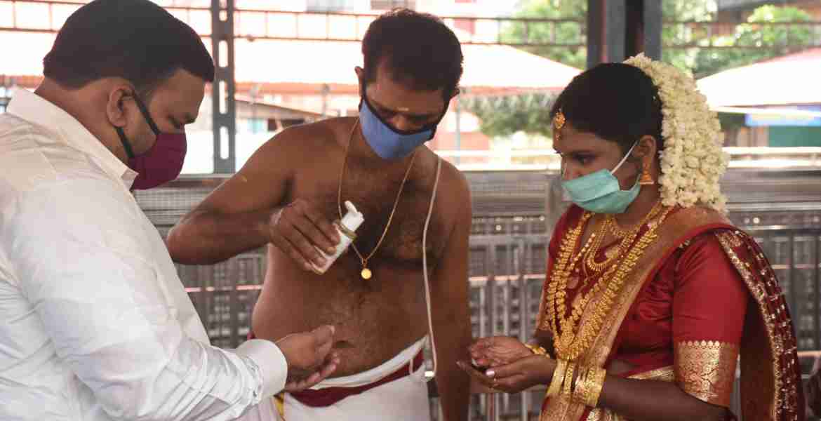 ഗുരുവായൂർ ശ്രീകൃഷ്ണ ക്ഷേത്രത്തിൽ വിവാഹത്തിന് മുമ്പായി സാനിറ്റൈസർ നൽകുന്നു