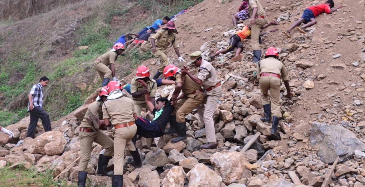 ദുരന്തനിവാരണ പരിശീലനത്തിന്റെ ഭാഗമായി വാഴത്തോപ്പില്‍ സംഘടിപ്പിച്ച മോക്ക് ഡ്രില്ലിന്റെ  ദൃശ്യങ്ങള്‍