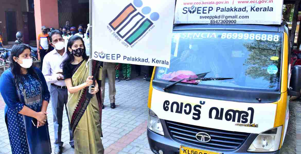 വോട്ട് വണ്ടി ജില്ലാ കലക്ടര്‍ ഫ്‌ളാഗ് ഓഫ് ചെയ്യുന്നു