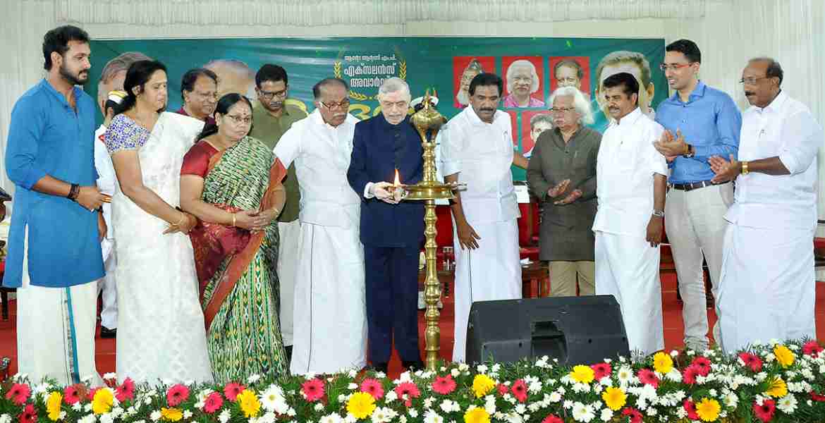 വിവിധ മേഖലകളിലെ പ്രതിഭകളെ ആദരിക്കുന്നതിന് പത്തനംതിട്ട സെന്റ് സ്റ്റീഫന്‍സ് ഓഡിറ്റോറിയത്തില്‍ നടന്ന എംപിയുടെ എക്‌സലന്‍സ് അവാര്‍ഡ്  ആദരവ് 2018 പരിപാടി ഗവര്‍ണര്‍ ജസ്റ്റിസ് പി. സദാശിവം ഉദ്ഘാടനം ചെയ്യുന്നു. 