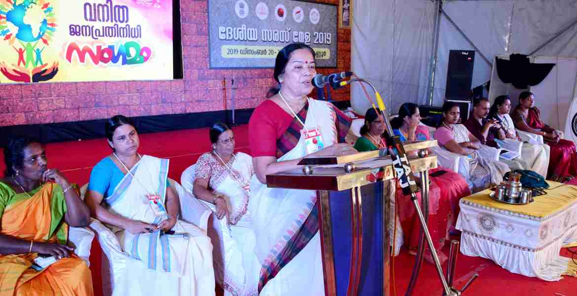 ദേശീയ സരസ് മേളയുടെ ഭാഗമായി  വിവിധ പഞ്ചായത്തുകളില്‍ നിന്നുളള വനിതാ ജനപ്രതിനിധികളുടെയും സിഡിഎസ് ചെയര്‍പേഴ്സണ്‍മാരുടെയും സംഗമം മുന്‍ എംപി പി കെ ശ്രീമതി ടീച്ചര്‍ ഉദ്ഘാടനം ചെയ്യു്ന്നു